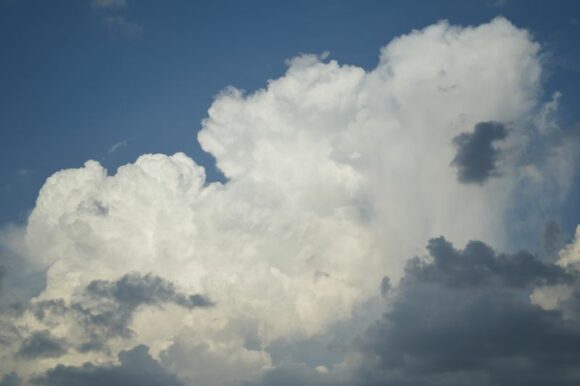 Hot day with 40C temperatures across Western Sydney ends with a southerly buster and isolated storm activity December 17 2024