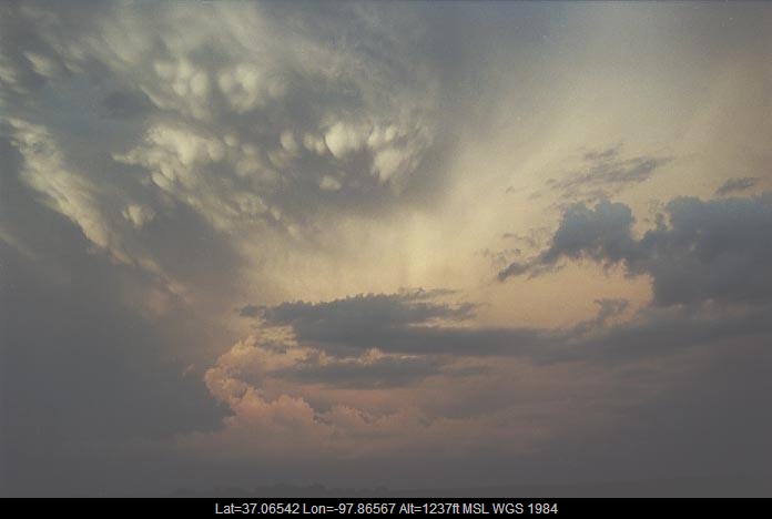 20010604jd09_mammatus_cloud_w_of_bluff_city_kansas_usa
