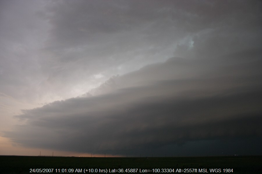 20070523jd69_thunderstorm_inflow_band_s_of_darrouzett_texas_usa