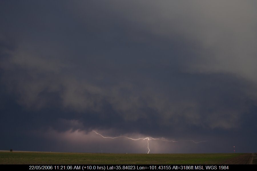 20060521jd43_lightning_bolts_n_of_stinnett_texas_usa