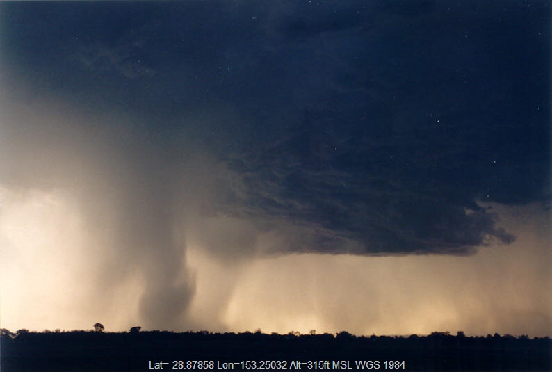 20030108mb10_thunderstorm_base_parrots_nest_nsw