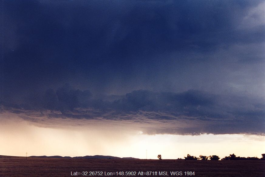 20041223jd03_thunderstorm_base_s_of_dubbo_nsw