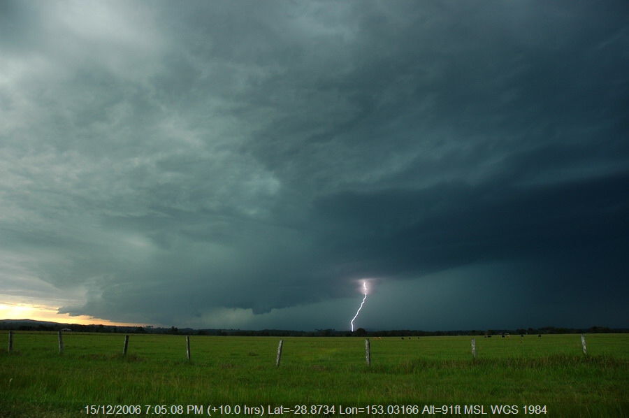 20061215mb16_thunderstorm_base_n_of_casino_nsw