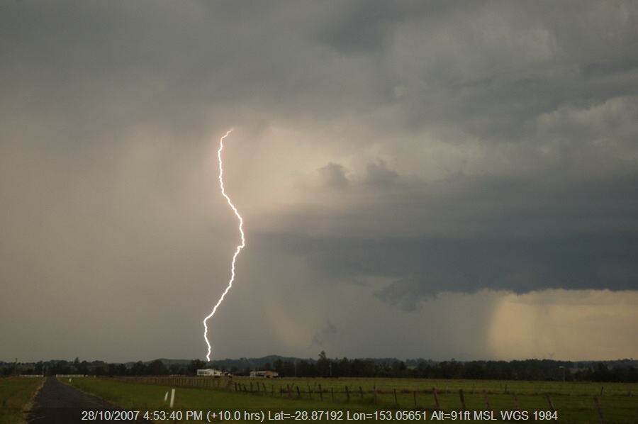 20071028mb18_thunderstorm_base_n_of_casino_nsw