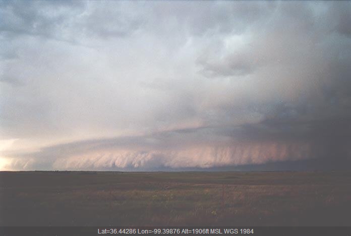 20010527jd13_supercell_thunderstorm_w_of_woodward_oklahoma_usa