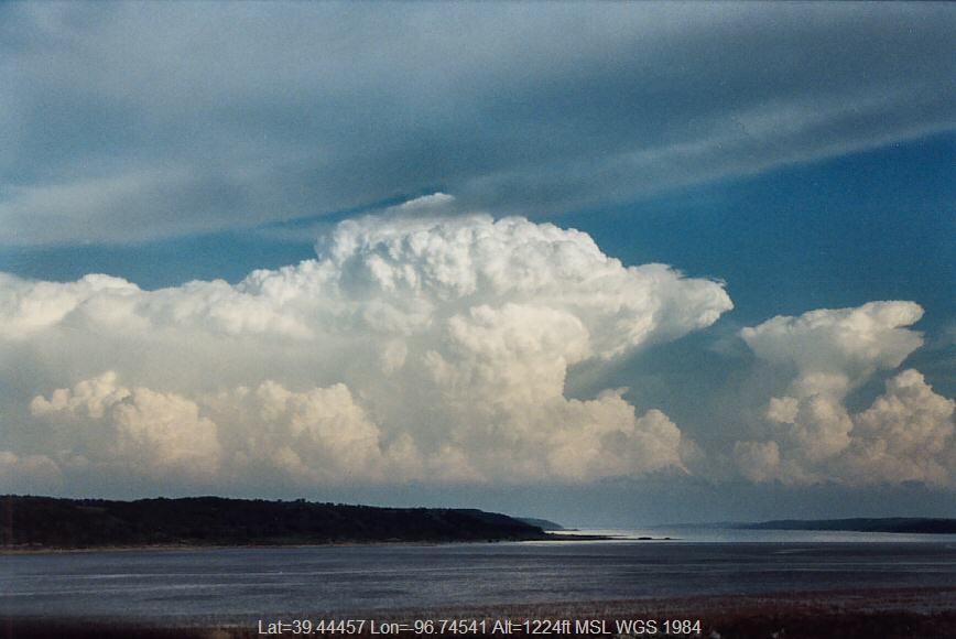 20040524jd17_supercell_thunderstorm_near_randolph_kansas_usa
