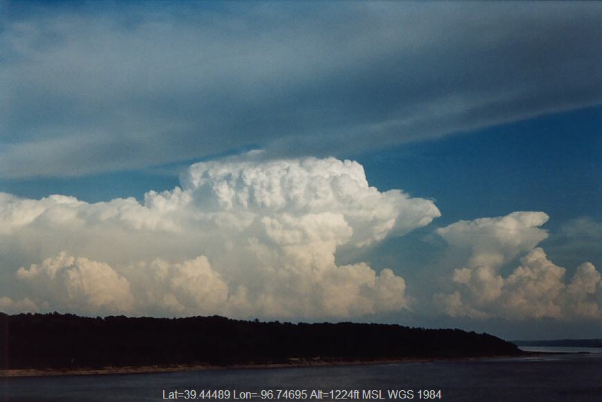 20040524jd18_supercell_thunderstorm_near_randolph_kansas_usa