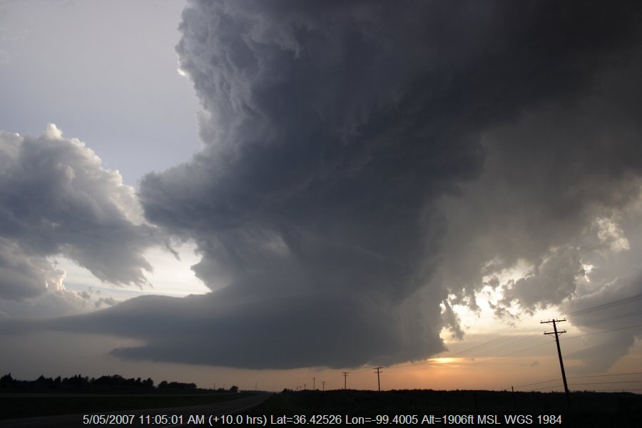 20070504jd33_supercell_thunderstorm_e_of_woodward_oklahoma_usa
