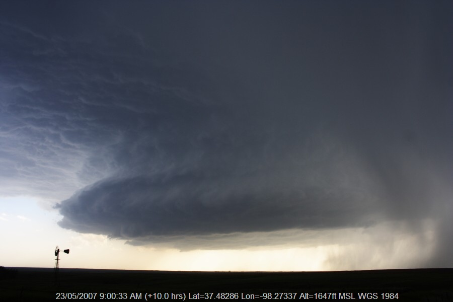 20070522jd056_supercell_thunderstorm_near_st_peters_kansas_usa
