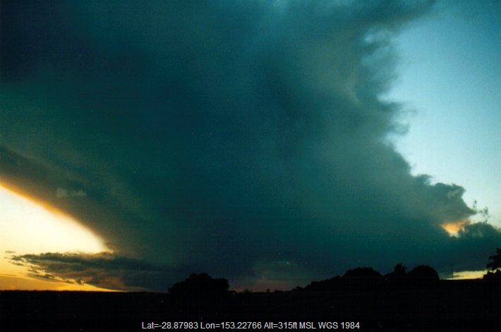 20010506mb03_thunderstorm_anvils_parrots_nest_nsw