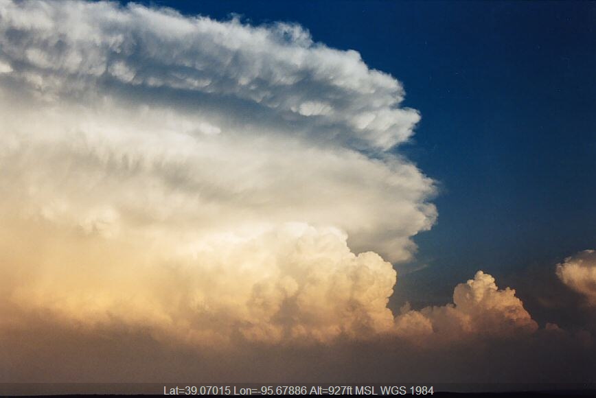 20040524jd20_thunderstorm_anvils_nw_of_topeka_kansas_usa