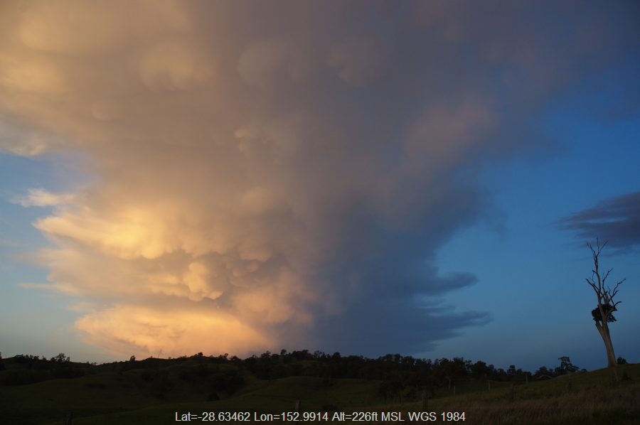 20071030mb36_thunderstorm_anvils_w_of_kyogle_nsw