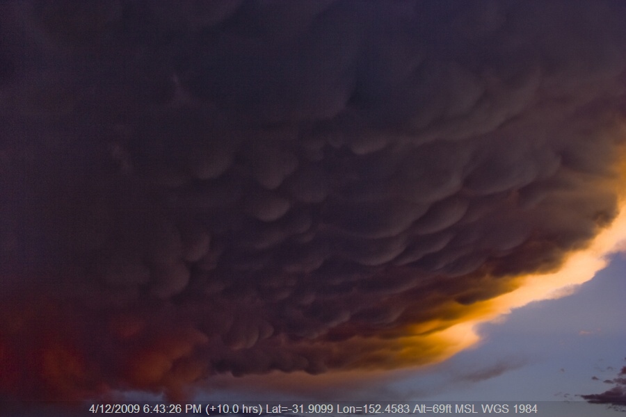 20091204jd27_thunderstorm_anvils_n_of_taree_nsw