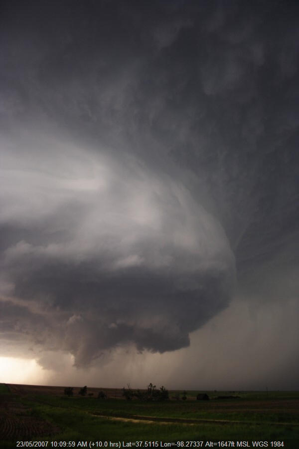 20070522jd096_thunderstorm_updrafts_e_of_st_peters_kansas_usa