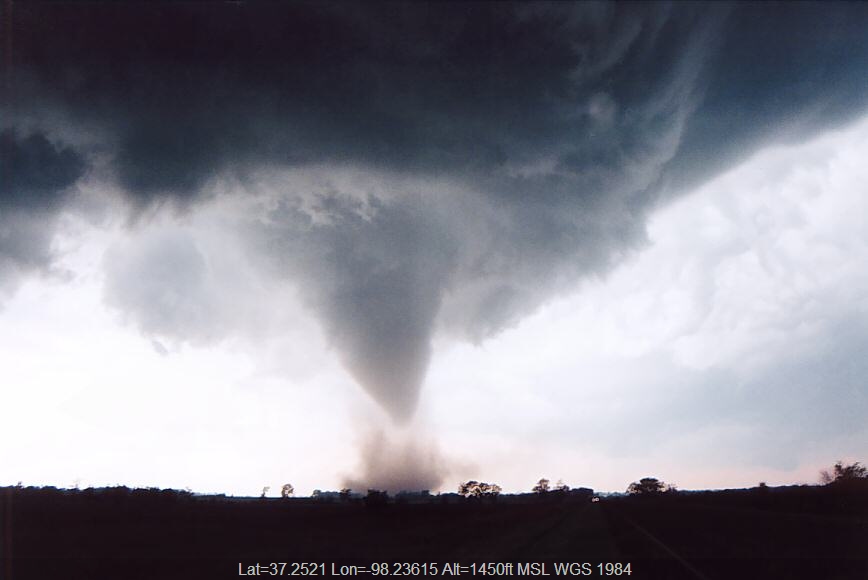 20040512jd23_funnel_tornado_waterspout_attica_kansas_usa
