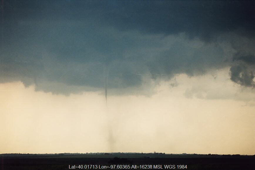 20040524jd03_funnel_tornado_waterspout_w_of_chester_nebraska_usa