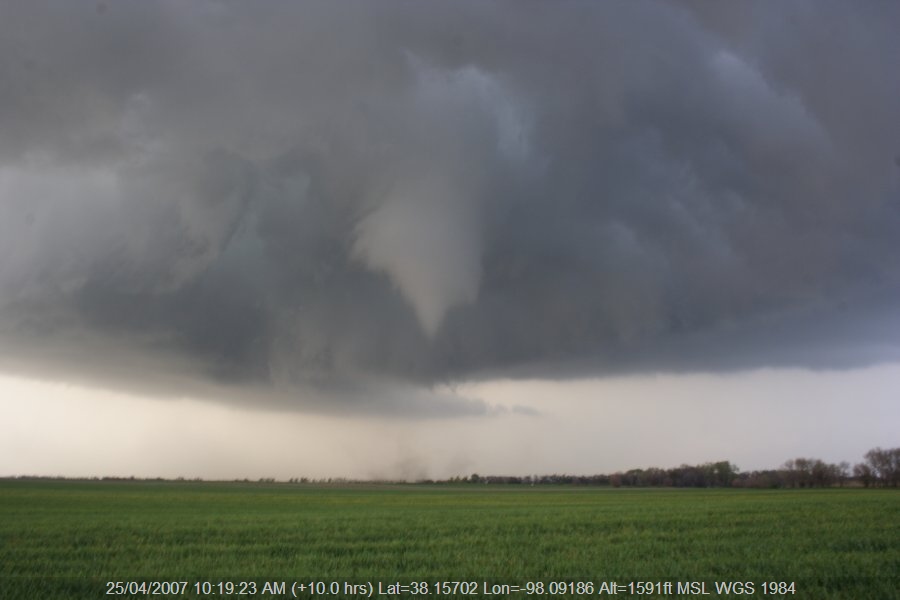 20070424jd25_funnel_tornado_waterspout_nickerson_kansas_usa