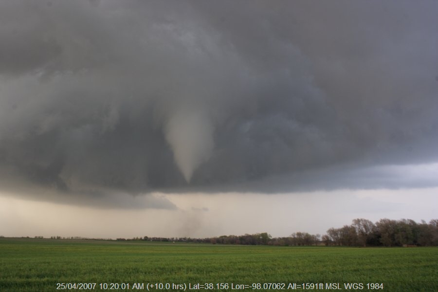 20070424jd28_funnel_tornado_waterspout_nickerson_kansas_usa