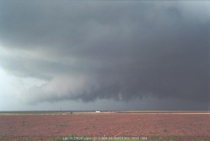 20010529jd17_thunderstorm_wall_cloud_ne_of_amarillo_texas_usa