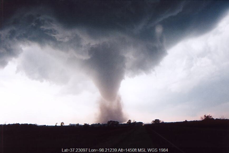 20040512jd24_thunderstorm_wall_cloud_attica_kansas_usa