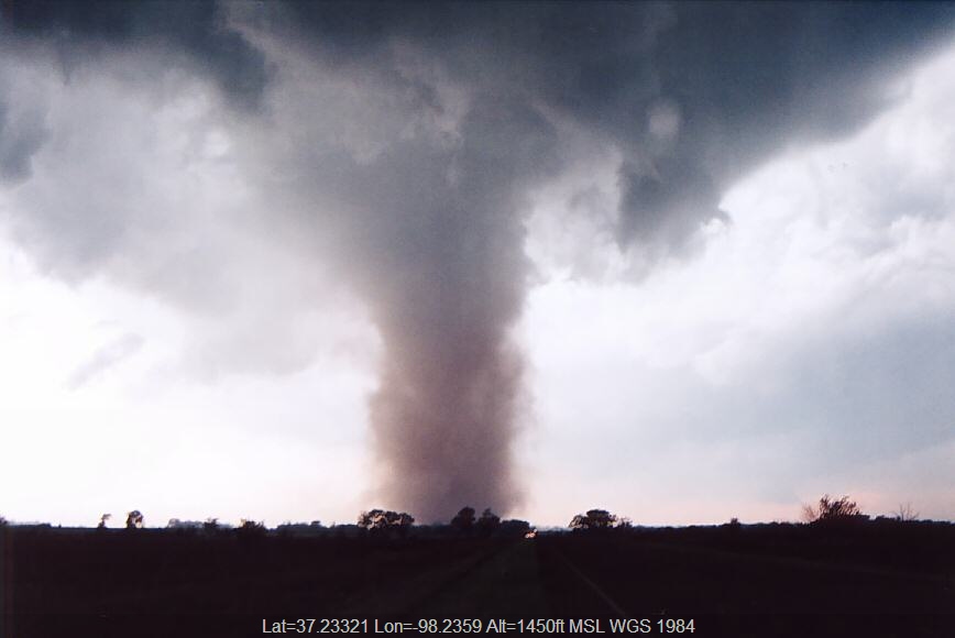 20040512jd25_thunderstorm_wall_cloud_attica_kansas_usa