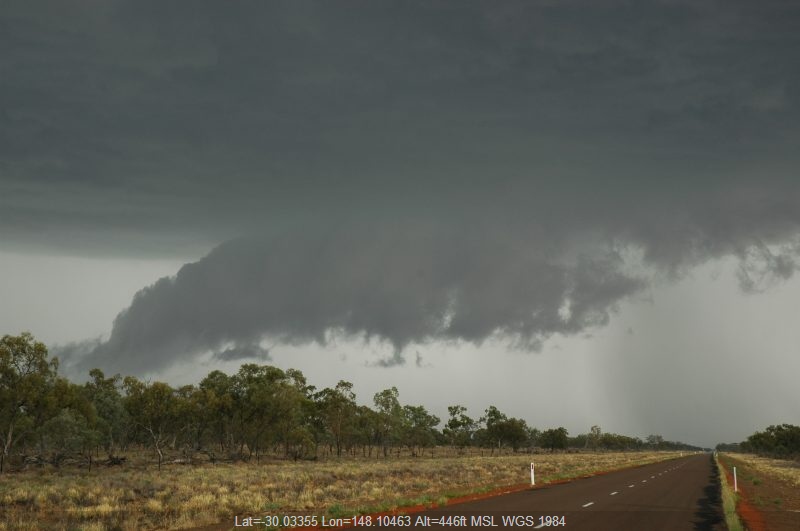 20041208mb055_thunderstorm_wall_cloud_w_of_walgett_nsw