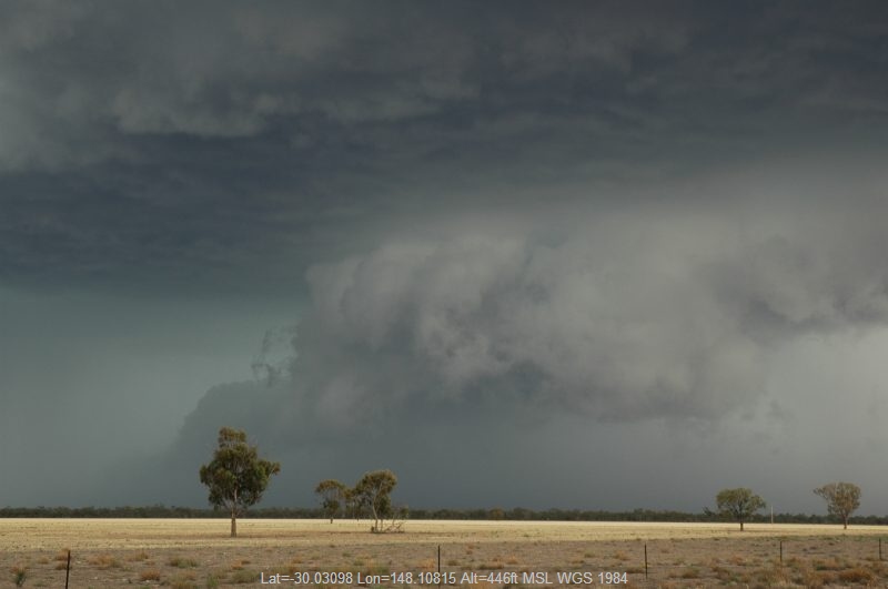 20041208mb060_thunderstorm_wall_cloud_w_of_walgett_nsw