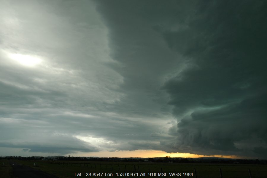 20061215mb26_thunderstorm_wall_cloud_n_of_casino_nsw