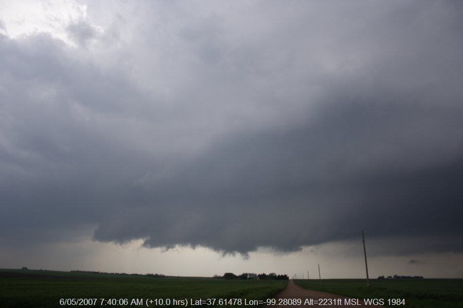 20070505jd30_thunderstorm_wall_cloud_se_of_greensburg_kansas_usa