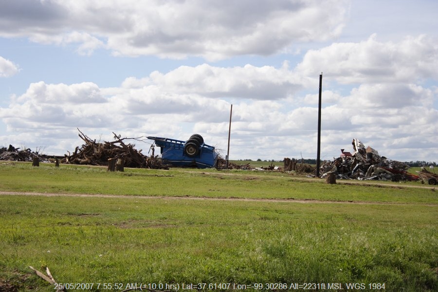 20070524jd14_storm_damage_near_greensburg_kansas_usa