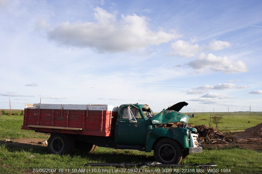 20070524jd28_storm_damage_near_greensburg_kansas_usa