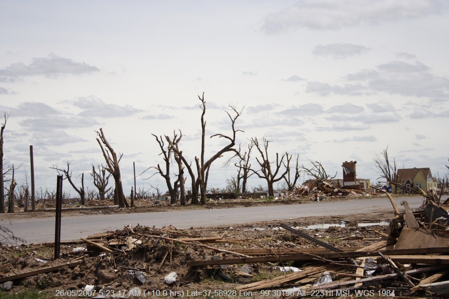 20070525jd013_storm_damage_greensburg_kansas_usa