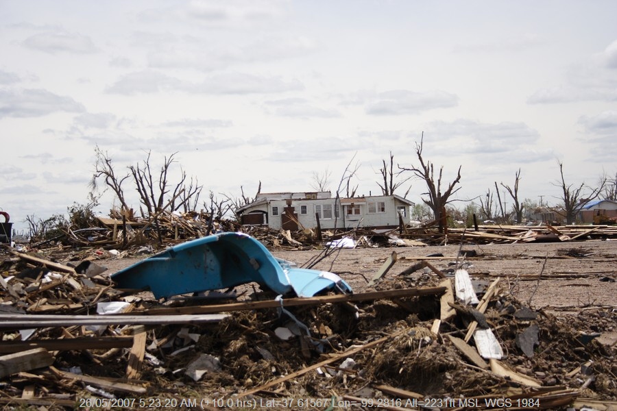 20070525jd014_storm_damage_greensburg_kansas_usa
