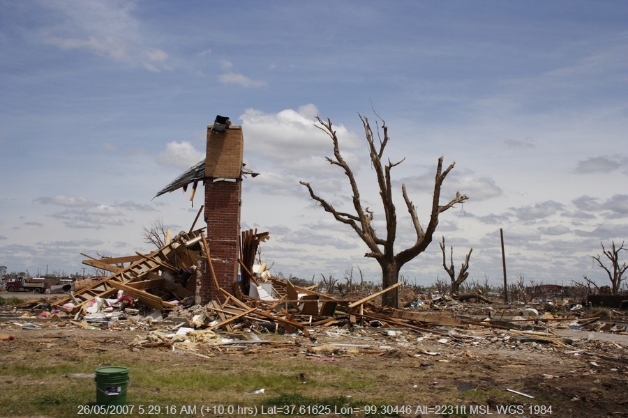 20070525jd031_storm_damage_greensburg_kansas_usa