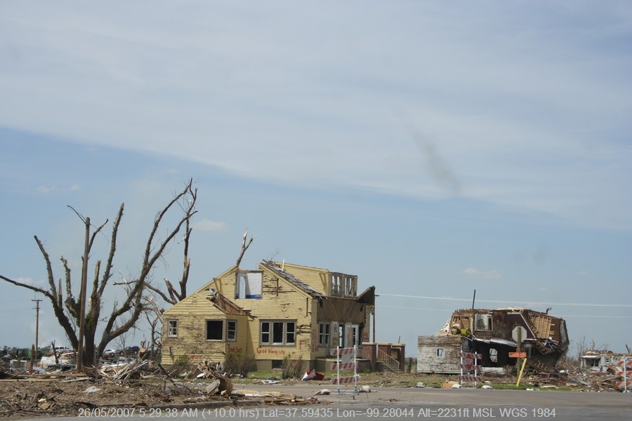 20070525jd035_storm_damage_greensburg_kansas_usa