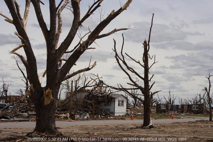 20070525jd042_storm_damage_greensburg_kansas_usa