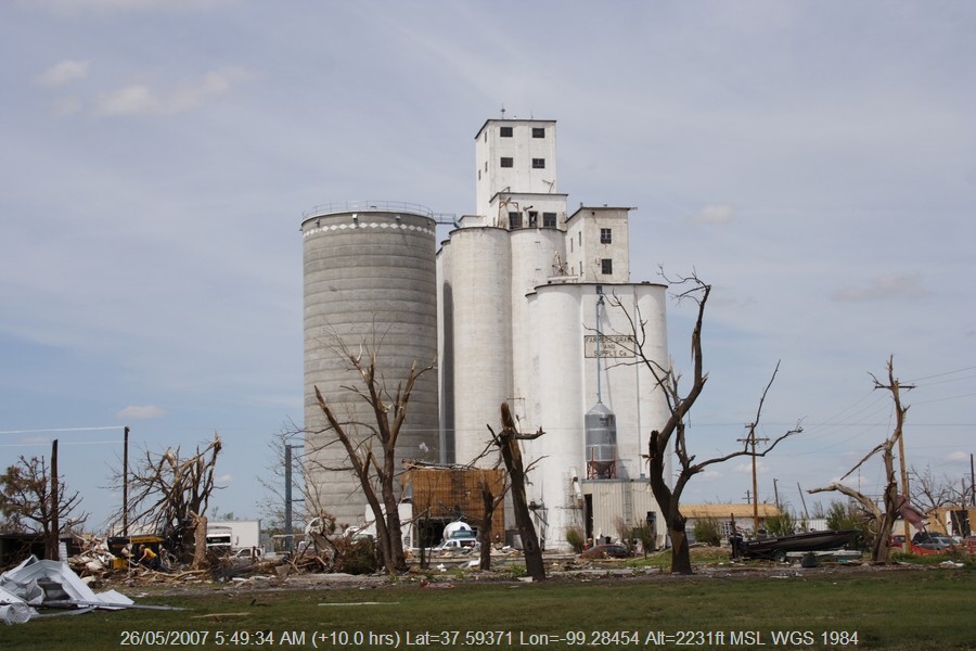 20070525jd090_storm_damage_greensburg_kansas_usa