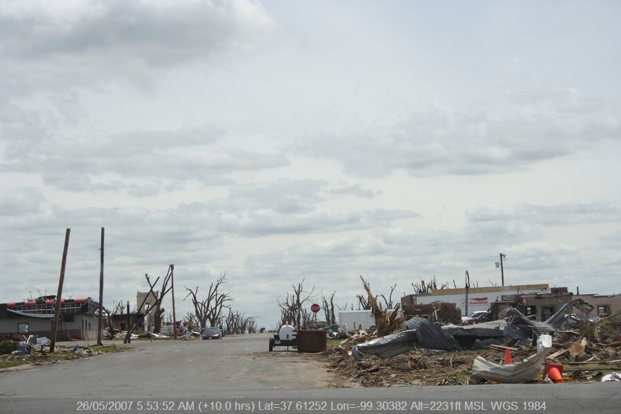 20070525jd114_storm_damage_greensburg_kansas_usa