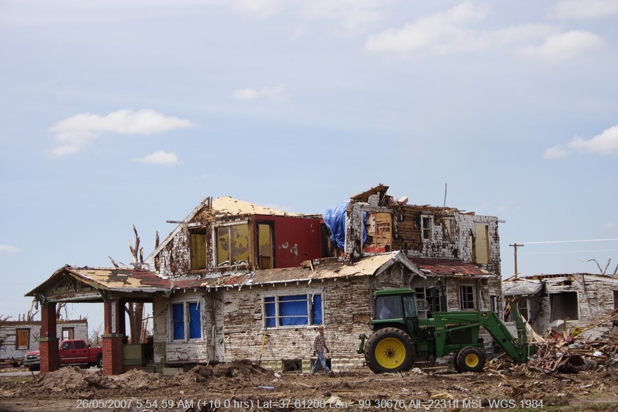 20070525jd115_storm_damage_greensburg_kansas_usa