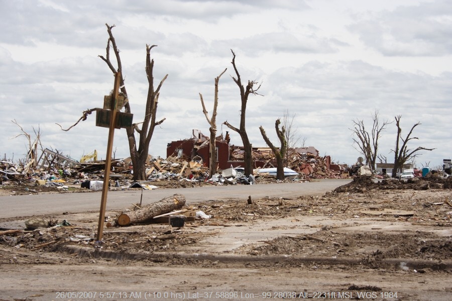 20070525jd119_storm_damage_greensburg_kansas_usa