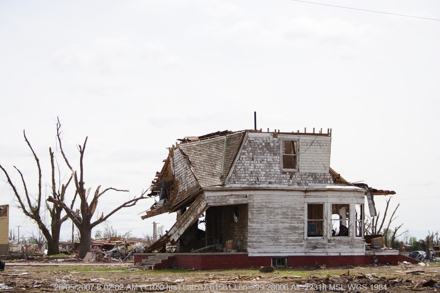 20070525jd140_storm_damage_greensburg_kansas_usa