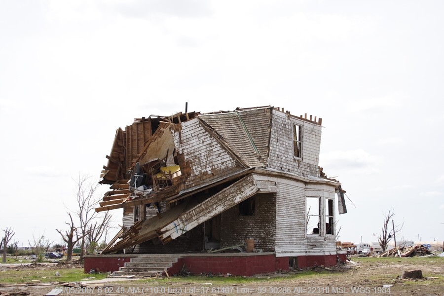 20070525jd141_storm_damage_greensburg_kansas_usa