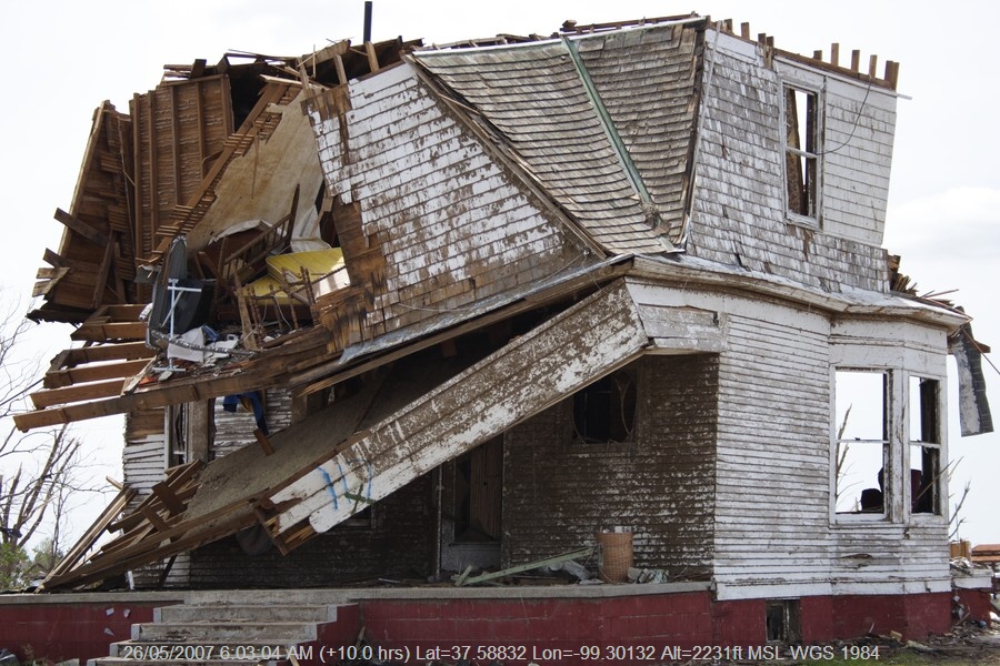 20070525jd143_storm_damage_greensburg_kansas_usa