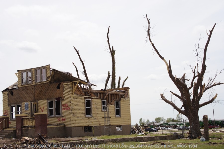 20070525jd153_storm_damage_greensburg_kansas_usa