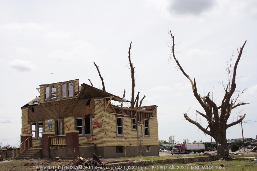 20070525jd155_storm_damage_greensburg_kansas_usa