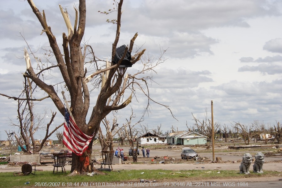 20070525jd196_storm_damage_greensburg_kansas_usa