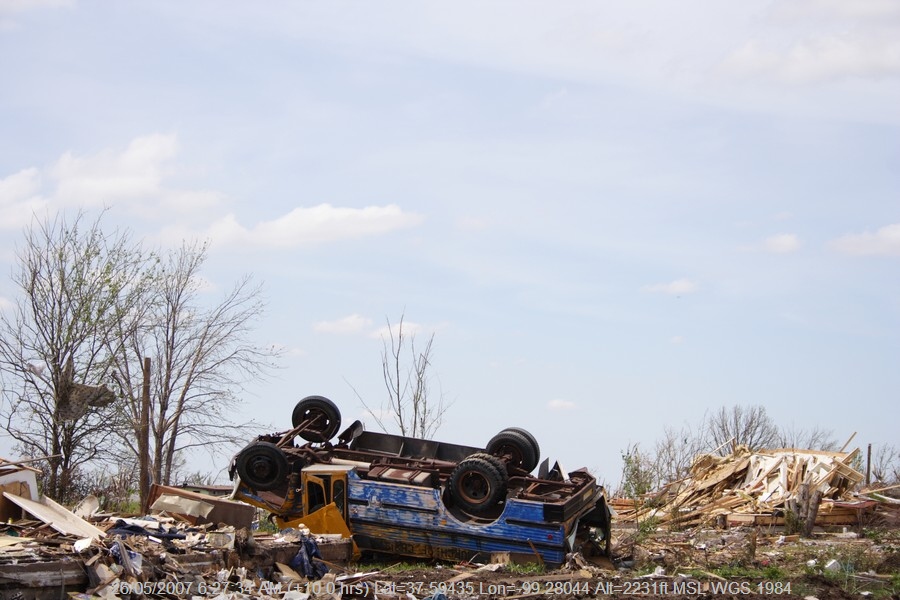 20070525jd228_storm_damage_greensburg_kansas_usa