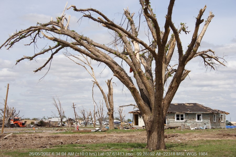 20070525jd244_storm_damage_greensburg_kansas_usa