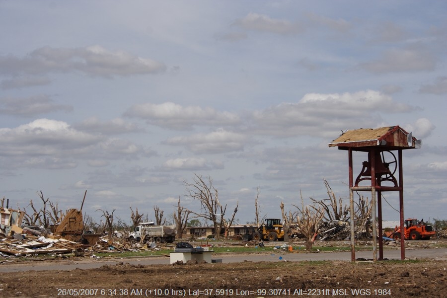 20070525jd245_storm_damage_greensburg_kansas_usa