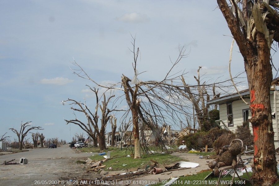 20070525jd255_storm_damage_greensburg_kansas_usa
